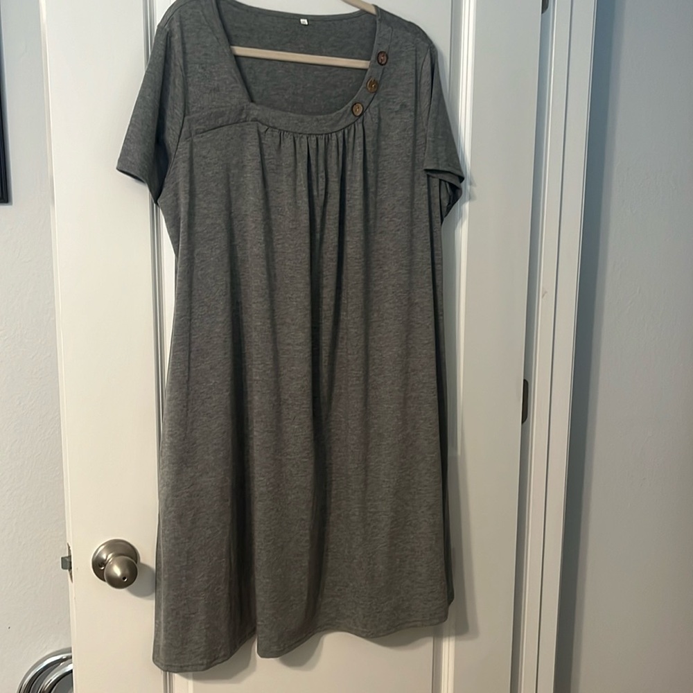 Women’s Casual Dress 2x Grey (T-shirt like material) Dress has pockets.